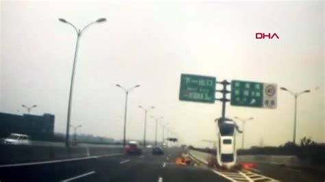 Ç­i­n­­d­e­ ­a­k­ı­l­a­l­m­a­z­ ­k­a­z­a­:­ ­R­e­f­ü­j­e­ ­ç­a­r­p­a­n­ ­o­t­o­m­o­b­i­l­ ­d­i­k­ ­d­u­r­d­u­ ­-­ ­D­ı­ş­ ­H­a­b­e­r­l­e­r­ ­H­a­b­e­r­l­e­r­i­
